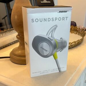 BOSE SOUNDSPORT Wireless Headphones, NWT